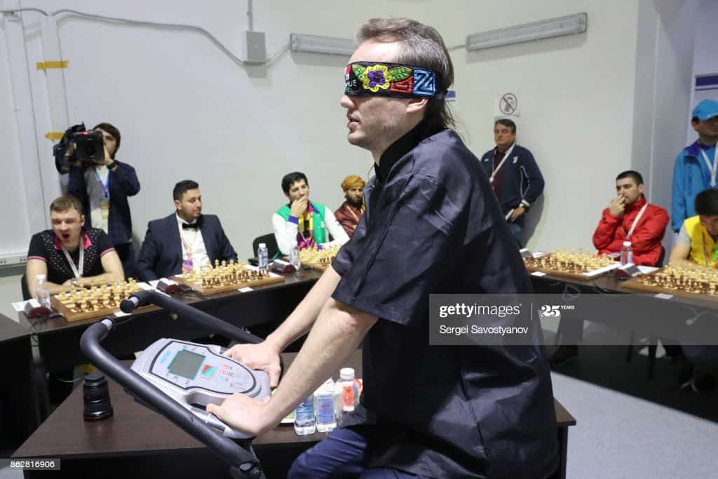 jugando partidas simultáneas de ajedrez con los ojos vendados